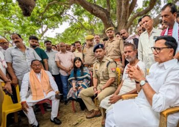 कृपाशंकर सिंह ने पीड़ित परिवार से की मुलाकात, आश्वासन के बाद तैयार अंतिम संस्कार को
