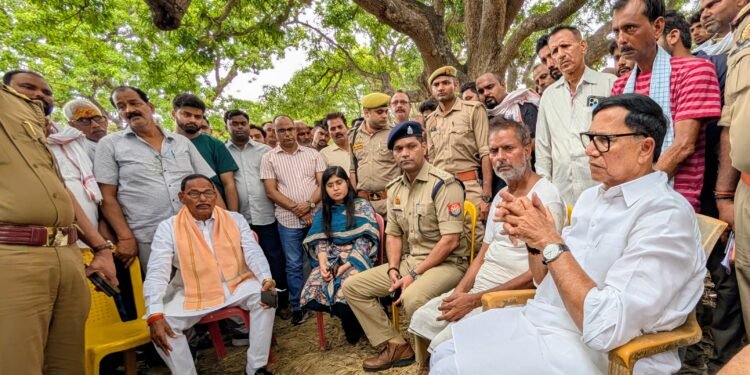 कृपाशंकर सिंह ने पीड़ित परिवार से की मुलाकात, आश्वासन के बाद तैयार अंतिम संस्कार को