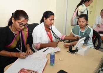 दीक्षांत की श्रृंखला में स्वास्थ्य जागरूकता का संदेश छात्राओं ने कराया चिकित्सकीय परीक्षण