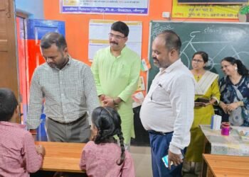 विद्यालयों के निरीक्षण में बच्चों की प्रतिभा से गदगद हुए जिला बेसिक शिक्षा अधिकारी