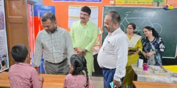 विद्यालयों के निरीक्षण में बच्चों की प्रतिभा से गदगद हुए जिला बेसिक शिक्षा अधिकारी