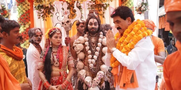 फूलों की बारिश के बीच ज्ञान प्रकाश सिंह ने किया कांवड़ यात्रा का शुभारंभ