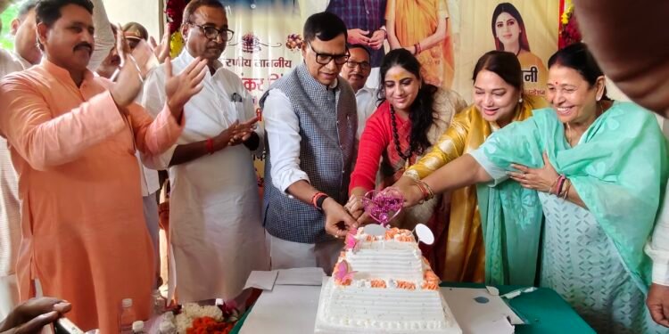 वृक्ष मानव जीवन का आधार हैं: कृपाशंकर सिंह