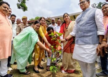 वृक्ष मानव जीवन का आधार हैं: कृपाशंकर सिंह
