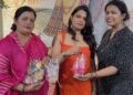 सावन की रंगत में सजा निहारिका का एग्जिबिशन, गीता जायसवाल ने खरीदीं राखियां