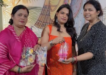 सावन की रंगत में सजा निहारिका का एग्जिबिशन, गीता जायसवाल ने खरीदीं राखियां