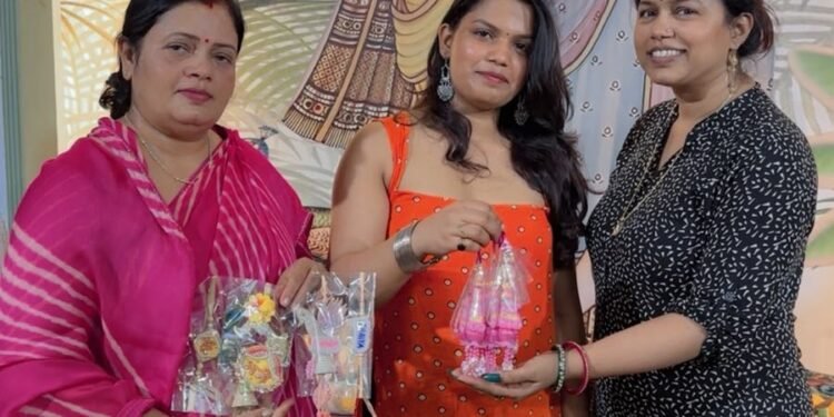 सावन की रंगत में सजा निहारिका का एग्जिबिशन, गीता जायसवाल ने खरीदीं राखियां