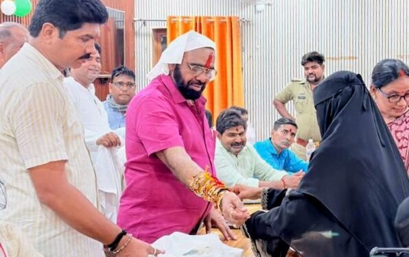 दिनेश चौधरी ने शुरू की नई परंपरा,सैकड़ो बहनों से बंधवाई राखी