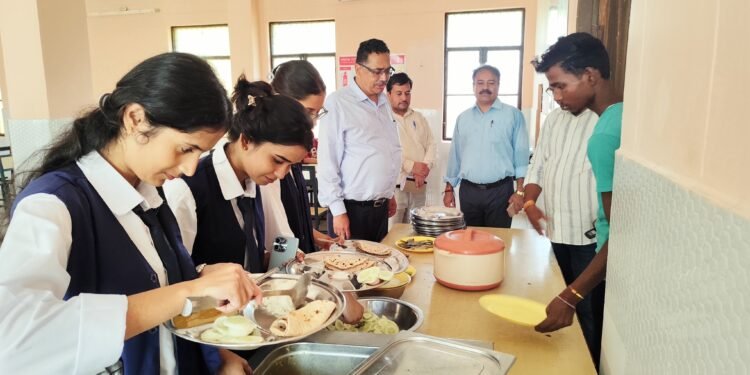 कुलपति ने हास्टल के छात्राओं संग किया भोजन
