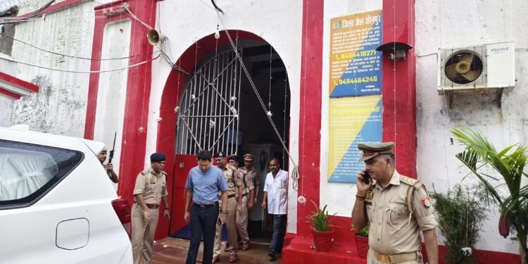 जिलाधिकारी एवं पुलिस अधीक्षक ने जिला कारागार का किया निरीक्षण