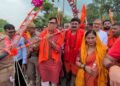 पूर्व गृहराज्यमंत्री कृपाशंकर सिंह ने उठाई कांवड़, शिवभक्तों के साथ लगाए जयकारे