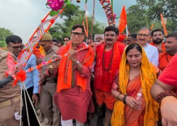 पूर्व गृहराज्यमंत्री कृपाशंकर सिंह ने उठाई कांवड़, शिवभक्तों के साथ लगाए जयकारे