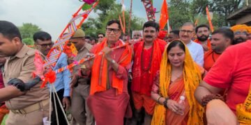 पूर्व गृहराज्यमंत्री कृपाशंकर सिंह ने उठाई कांवड़, शिवभक्तों के साथ लगाए जयकारे