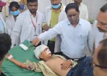 जौनपुर में बस की टक्कर से सड़क किनारे पलटा स्कूल वैन, कई बच्चे घायल