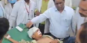 जौनपुर में बस की टक्कर से सड़क किनारे पलटा स्कूल वैन, कई बच्चे घायल