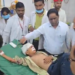 जौनपुर में बस की टक्कर से सड़क किनारे पलटा स्कूल वैन, कई बच्चे घायल