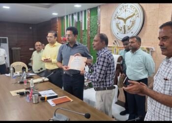 बेसिक शिक्षा में उत्कृष्ट कार्य के लिए खंड शिक्षा अधिकारी उदय भान कुशवाहा सम्मानित