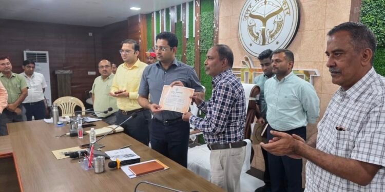 बेसिक शिक्षा में उत्कृष्ट कार्य के लिए खंड शिक्षा अधिकारी उदय भान कुशवाहा सम्मानित