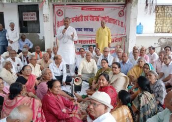 पेंशनर्स का आक्रोश: देशव्यापी धरना-प्रदर्शन कर केंद्र सरकार की विभेदकारी नीतियों का किया विरोध