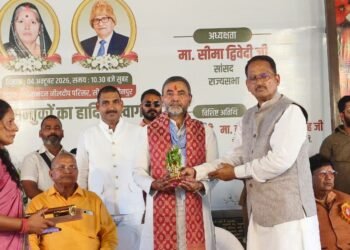 बृजेश सिंह ने किया रामनन्दन सिंह व सोनापति देवी के प्रतिमा का अनावरण