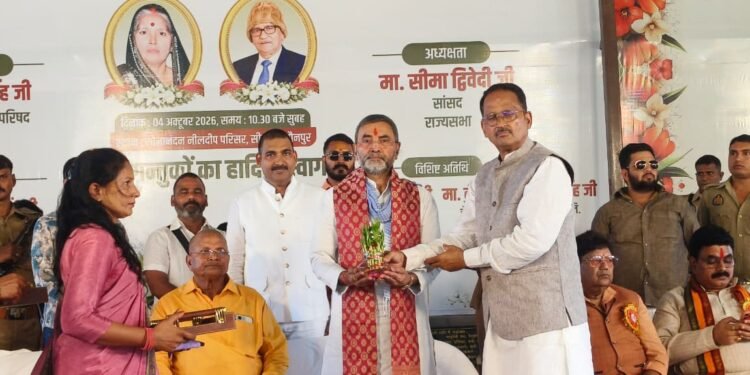 बृजेश सिंह ने किया रामनन्दन सिंह व सोनापति देवी के प्रतिमा का अनावरण