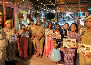 मिशन शक्ति टीम द्वारा नवरात्रि में महिलाओं, बालिकाओं को किया गया जागरूक