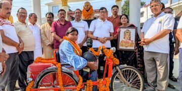 दिव्यांग छात्रा को कृपाशंकर सिंह ने दिया ई-ट्राइसाइकिल