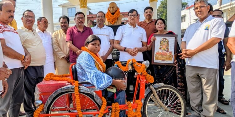 दिव्यांग छात्रा को कृपाशंकर सिंह ने दिया ई-ट्राइसाइकिल