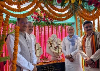 जौनपुर में बृजेश सिंह ने किया नीलदीप एकेडमी के संस्थापक की प्रतिमा का अनावरण