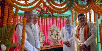जौनपुर में बृजेश सिंह ने किया नीलदीप एकेडमी  के संस्थापक की प्रतिमा का अनावरण