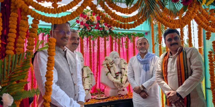 जौनपुर में बृजेश सिंह ने किया नीलदीप एकेडमी के संस्थापक की प्रतिमा का अनावरण